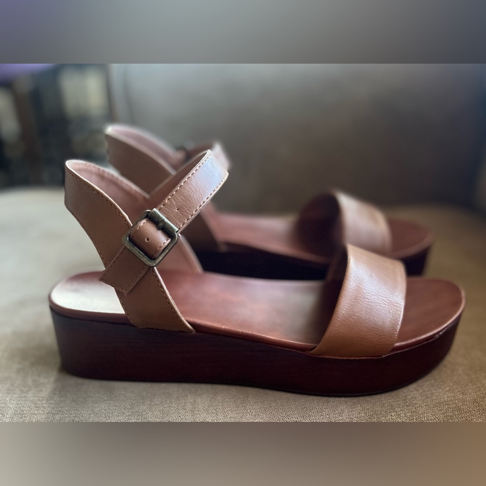 American Eagle sandals